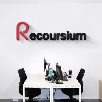 Название и логотип маркетингового агентства recoursium.ru/