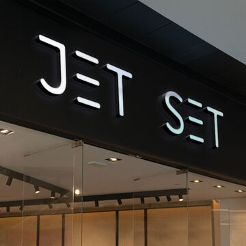 Логотип для магазина женской одежды &quot;JET SET&quot;