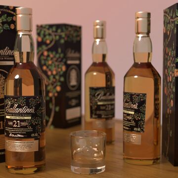 Упаковка и этикетка виски "Балантинс"