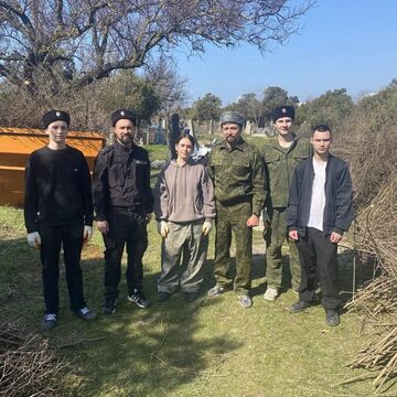 Помогал с волонтерами убираться на старом кладбище в г. Анапа