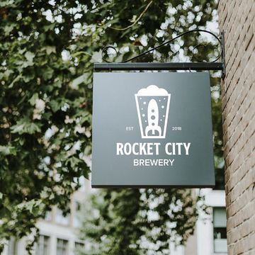 Логотип крафтовой пивоварни Rocket city brewery